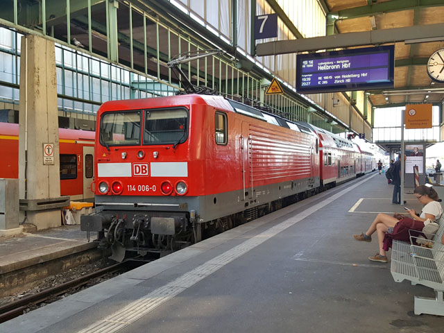 114  im Hbf Stuttgart 