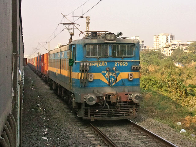 27669 in der Nähe vom Bhf Taloje Panchnad