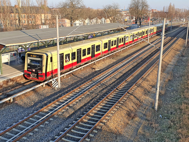 484 im S-Bahnhof Berlin-Johannisthal